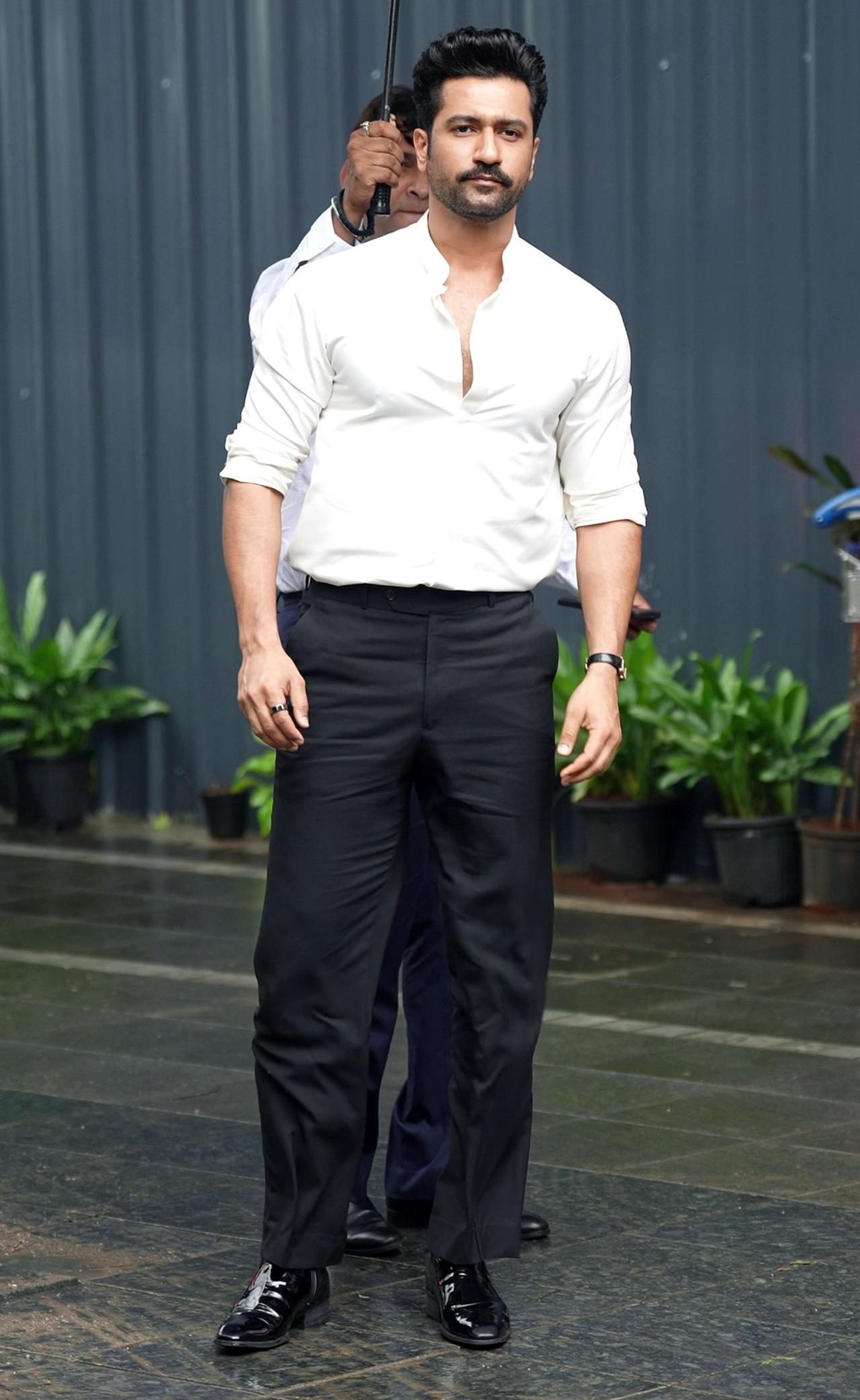 Vicky looked sharp and dapper in a crisp white shirt tucked in black trousers and black formal shoes.